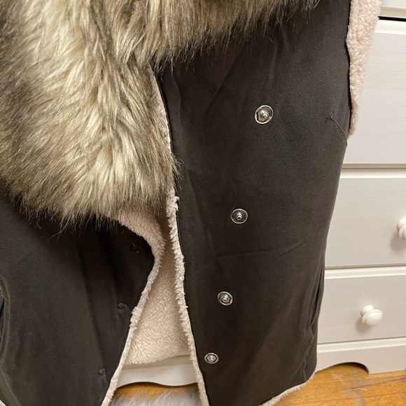 Sherpa lined vest with faux fur neckline - Picture 5 of 5